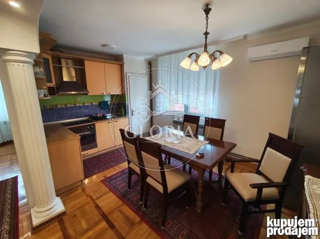 Трёхкомнатная квартира, 100 м², © ОпенСтреетМап цонтрибуторс, Земун